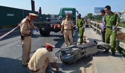 Cháu bé 4 tuổi chết thảm dưới bánh xe tải