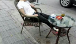 Đang uống trà, người đàn ông bất ngờ bị bắn vào đầu