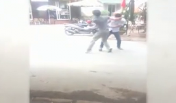 Video: Hai tài xế đánh nhau như phim kiếm hiệp vì giành khách