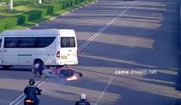 Mô-tô ngã tóe lửa kinh hoàng chỉ vì ô-tô quay đầu vô ý thức