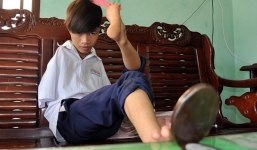 Nghị lực đáng khâm phục của cậu bé không có tay