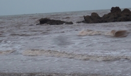 Rủ nhau đi tắm biển, 3 học sinh tiểu học bị sóng cuốn mất tích