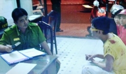 Cảnh sát nổ súng, khống chế kẻ dọa cắt cổ chủ nợ trong ngôi nhà 3 tầng