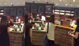 Clip nhân viên Starbucks Mỹ chửi mắng khách hàng gây 'bão' mạng