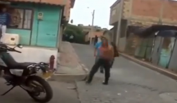 Video: Ngáo đá, múa dao dọa cảnh sát như phim hành động