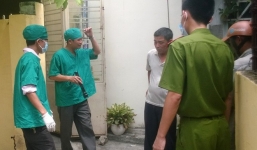 Người đàn ông sống một mình chết dưới chân cầu thang