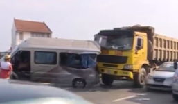 Video: Đâm nát đuôi xe khách trên đường vành đai 3, tài xế xe tải bỏ trốn