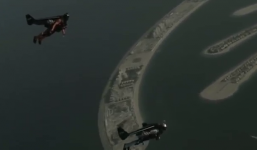 Video: Hai người đàn ông bay lượn trên bầu trời Dubai