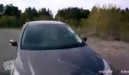 Video: Kinh hoàng ôtô vào cua lấn làn đâm trực diện xe khác