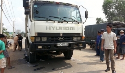 Xe ben kéo lê một phụ nữ trên đường