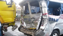 Xe khách văng xa hàng chục mét sau cú húc trời giáng