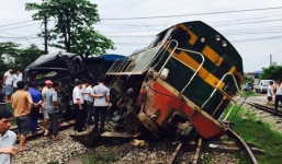 Xe tải đâm tàu hỏa trật khỏi đường ray, hàng trăm hành khách hoảng loạn
