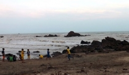 Tìm thấy 3 học sinh tiểu học bị sóng cuốn mất tích