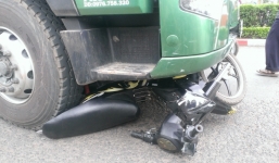 Hai nữ sinh bị xe container cuốn vào gầm, một người tử vong