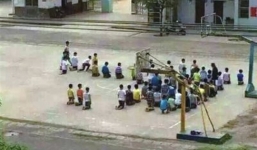 Hiệu trưởng phạt 30 học sinh quỳ ở sân trường giữa trưa nắng