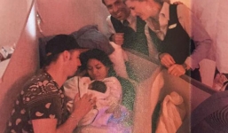 'Đẻ rơi' con trên máy bay vì không biết có thai