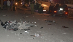 Xế sang đâm liên hoàn cuốn 2 xe máy vào gầm, 2 người tử vong