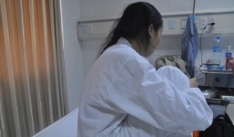 Mẹ ôm con vào lòng trước lưỡi dao kẻ thủ ác muốn sát hại cả gia đình