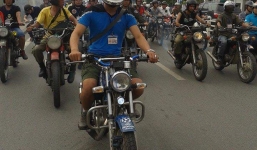 Video: Choáng ngợp với cảnh 200 chiếc xe Minsk trên đường phố Hà Nội