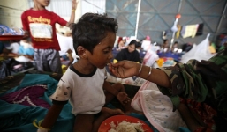 Khoảng 100 người di cư chết chìm vì tranh nhau đồ ăn   