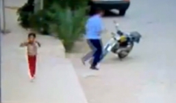 Clip: Gã giao hàng điển trai giật, cướp hoa tai của bé gái