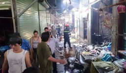 Clip vụ cháy chợ Phùng Khoang: Chồng chết, 3 mẹ con bỏng nặng