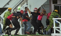 CĐV Malaysia bạo động phá nát xe đội trẻ Singapore