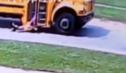 Video: Bé gái 7 tuổi bị xe bus kéo lê gần 100 m trên đường