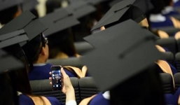 Nam sinh bị đình chỉ vì chụp ảnh “tự sướng' trong lễ tốt nghiệp