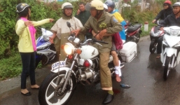 CSGT ôm chặt nạn nhân đầy máu đưa đi cấp cứu giữa trời mưa