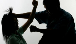 Chồng làm nhục vợ ngay ngoài cổng vì thấy có tin nhắn lạ