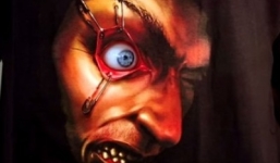 Kinh hãi với chiếc áo phông kinh dị hình con mắt