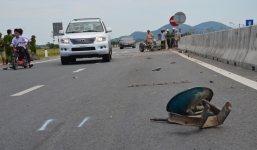 Xe chở phạm nhân về trại giam đâm nát máy cày trên đường quốc lộ