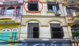 Video: Hiện trường vụ nữ sinh lớp 8 rơi từ tầng 3 xuống đất ở Hà Nội