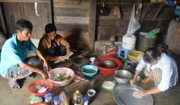 Gia đình nghèo ăn mì gói trúng thưởng 3 cây vàng