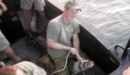 Hoàng tử Anh gây sốt với hình ảnh bắt cá sấu