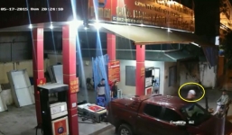 Video: Ô tô lùi đổ trạm xăng, nhiều người hoảng loạn bỏ chạy