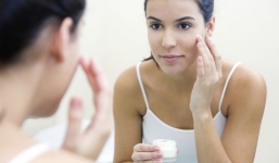 Hãi hùng phát hiện mỹ phẩm nhái chứa phân chuột, nước tiểu