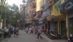 Nữ sinh lớp 8 rơi từ tầng 3 xuống đất ở Hà Nội đã tử vong