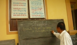 Ông giáo già 16 năm dạy tiếng Anh miễn phí cho trẻ em nghèo