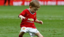 Quý tử nhà Rooney 'nổ súng' trong màu áo Man United