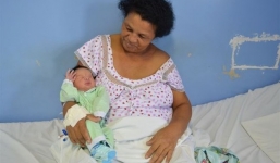 Mẹ 51 tuổi sinh đứa con thứ 21 bằng phương pháp đẻ thường