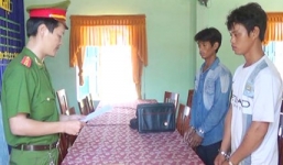 Đôi bạn rủ nhau đi trộm vàng rồi về cất ở chuồng heo