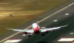 Video: Hàng loạt máy bay chao đảo hạ cánh vì gió mạnh