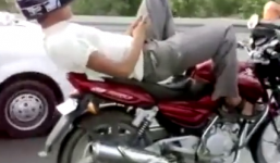 Coi thường tính mạng, nằm dài trên mô tô ngay ở đường cao tốc