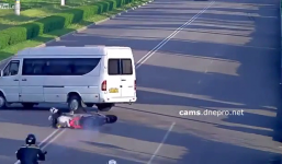 Thót tim hai người ngã văng xuống đường vì ô tô quay đầu đột ngột