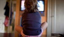 Cảnh báo tác hại khôn lường của việc xem tivi với trẻ em