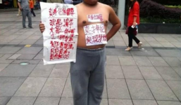 Người đàn ông cởi trần, rao bán thân 17,6 tỷ đồng lấy tiền học tiến sỹ