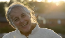 Con trai làm clip tung lên mạng tìm người yêu cho mẹ 69 tuổi 