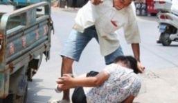 Vụ ghen tuông, cắt nát quần áo vợ rồi đẩy ra cổng: Cái kết của tình yêu “sét đánh”